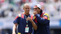 Saat Momen Torres-Llorente Pelukan di Pantai Bikin Netizen Heboh