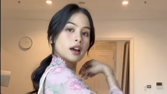 Maudu Ayunda berkebaya