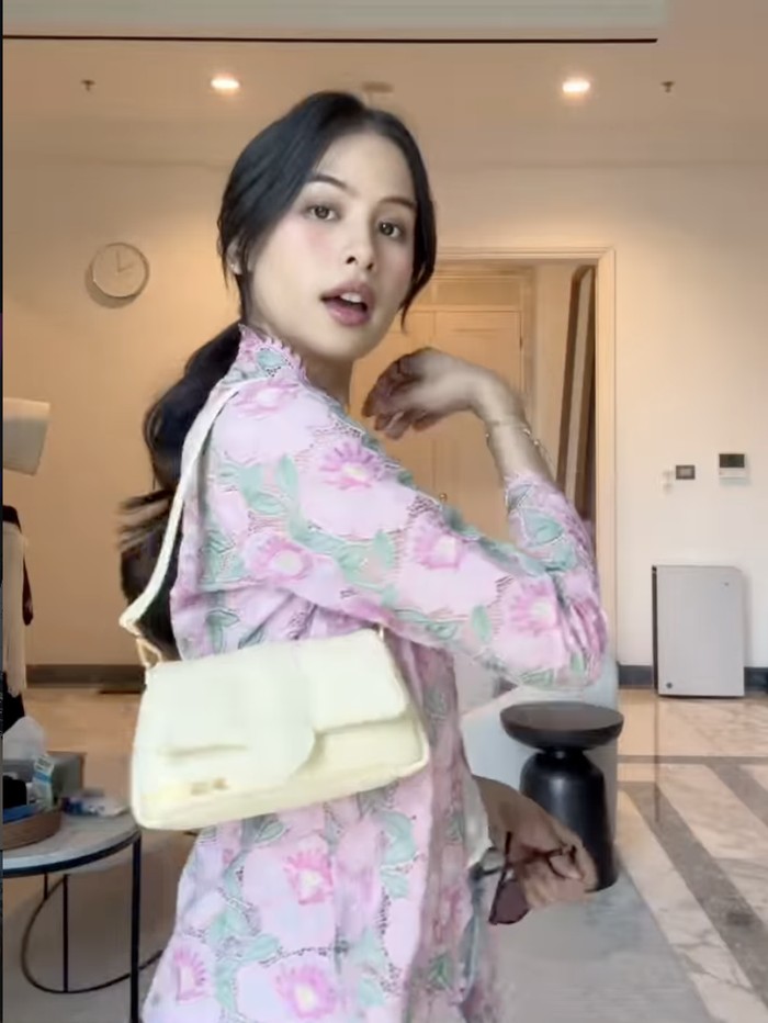 Maudu Ayunda berkebaya