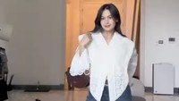 Celana denim, kebaya dan sepatu boots ala Maudy Ayunda. Kebayanya bisa dimasukan ke dalam celana atau dikeluarkan. Foto: Instagram @maudyayunda