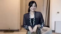 Kebaya juga bisa dijadikan outer dengan berbagai macam gaya. Maudy memakai kebaya tradisonal dipadu rok kain. Foto: Instagram @maudyayunda