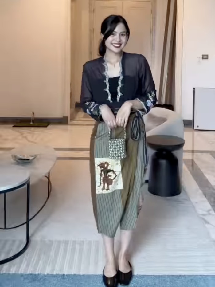Maudu Ayunda berkebaya