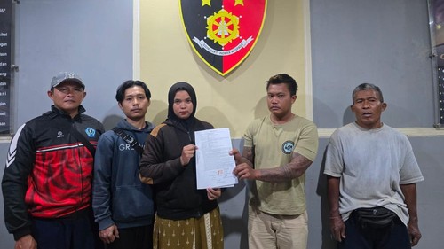 Mediasi antara pelaku penipuan berinisial IKS dan korban di Mapolsek Denpasar Selatan. (Foto: Dok. Polresta Denpasar)