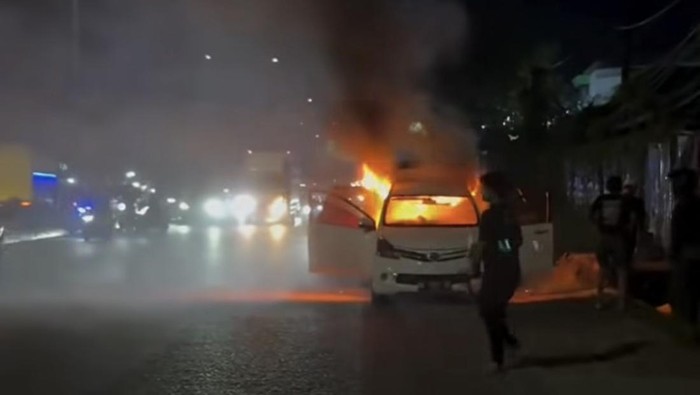 Mobil Avanza terbakar di Jalan Perintis Kemerdekaan Makassar.
