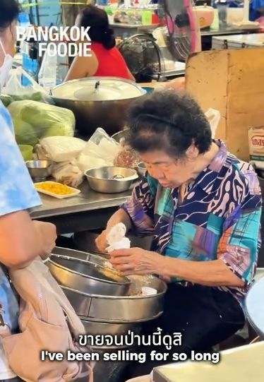 Jualan Selama 40 Tahun, Penjual Es Krim Kelapa Ini Tak Pernah Ganti Resep