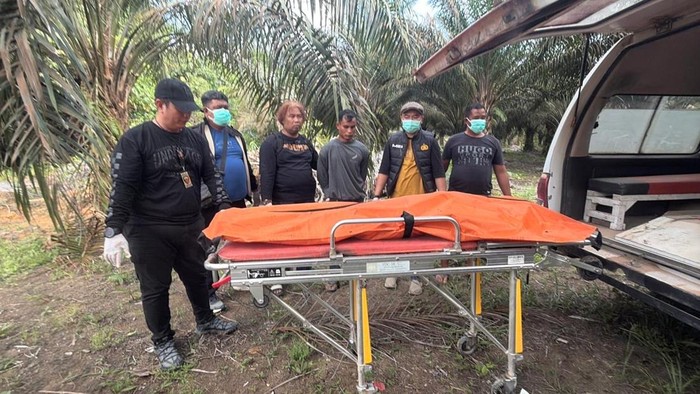 Pelaku pembunuhan saat ikut memastikan kondisi jasad mantan kekasihnya. (Polsek Manis Mata)