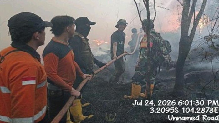 Pemadaman karhutla di Muara Enim belum padam.