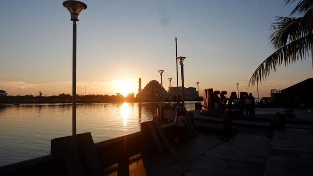 Pemandangan Matahari Terbenam Di Pantai Losari Pemandangan Matahari Terbenam Di Pantai Losari