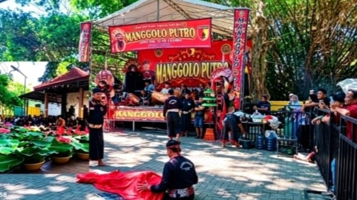 Penampilan kesenian Jaranan Manggolo Putro saat tradisi nyadran di Dusun Barengan, Nganjuk.