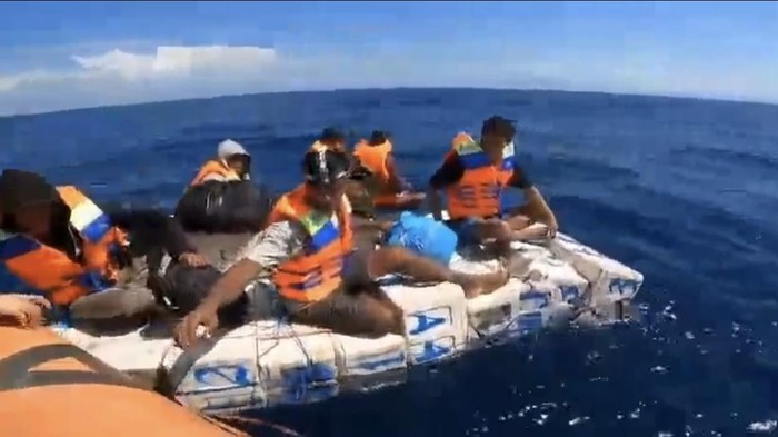 Penyelamatan ABK KM Genius yang tenggelam di Selat Bali