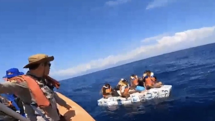 Penyelamatan ABK KM Genius yang tenggelam di Selat Bali