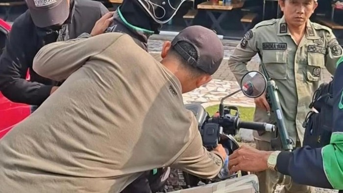 Petugas saat mengggalkan perdagangan Siamang di Binjai. (Foto: Istimewa).
