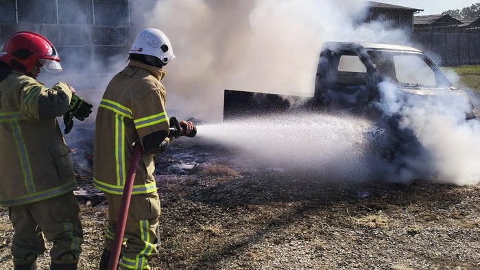 Mobil pikap Gran Max terbakar di lahan kosong, Ceper, Klaten, Sabtu (25/7/2026).