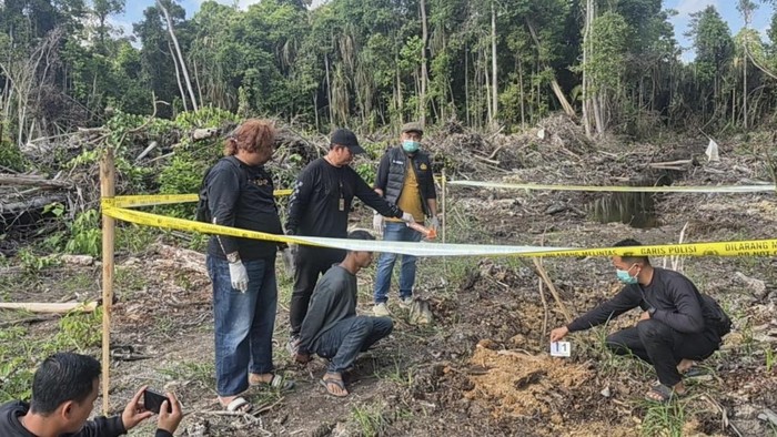 Polisi sedang melakukan identifikasi di lokasi penguburan jenazah perempuan yang dibunuh mantan kekasih. (Polsek Manis Mata)