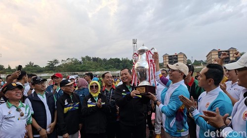 Gubernur NTB Lalu Muhamad Iqbal menyerahkan piala juara umum Porprov NTB ke XII tahun 2026 ke Walikota Mataram Mohan Roliskana di GOR Turida Mataram, Sabtu sore (25/7/2026).