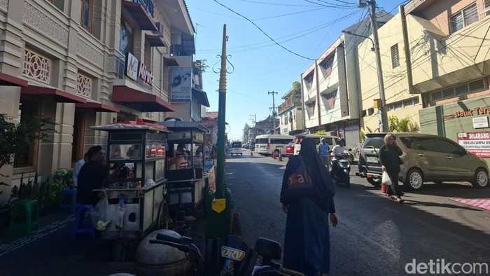 Salah satu portal tombak keraton di Jalan Suryatmajan, sirip Malioboro, Jogja, Sabtu (25/7/2026).