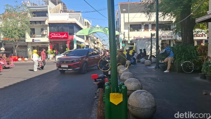 Salah satu portal tombak keraton di Jalan Suryatmajan, sirip Malioboro, Jogja, Sabtu (25/7/2026).