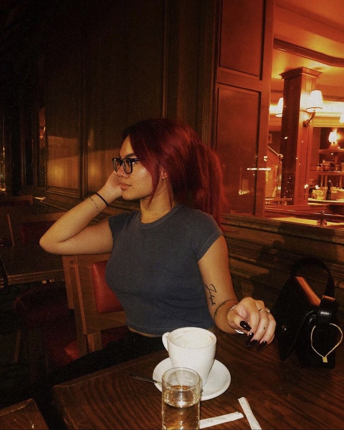 Potret Cantik Shafa Harris saat Ngeteh hingga Makan Sandwich Keju