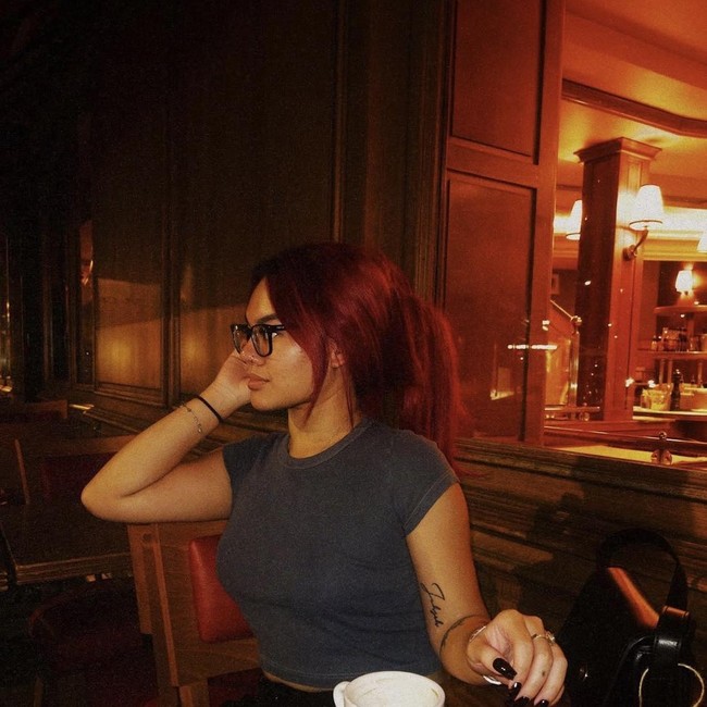 Potret Cantik Shafa Harris saat Ngeteh hingga Makan Sandwich Keju
