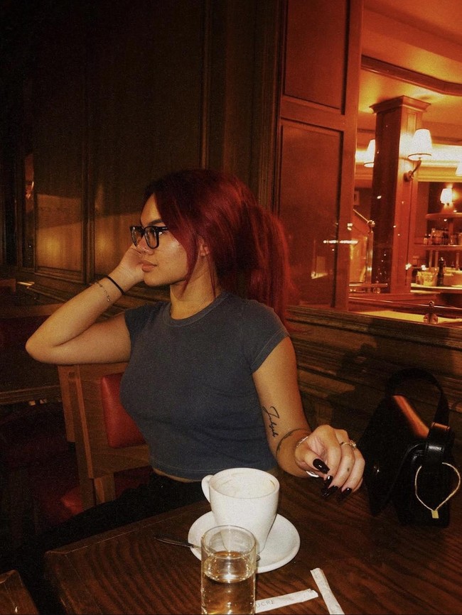 Potret Cantik Shafa Harris saat Ngeteh hingga Makan Sandwich Keju
