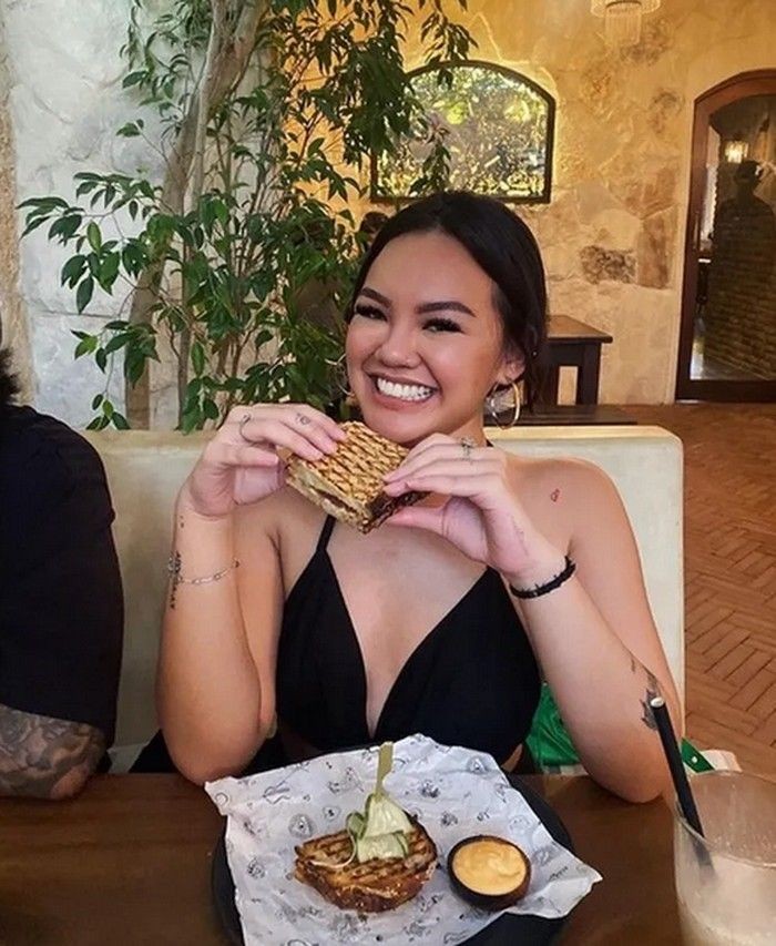 Potret Cantik Shafa Harris saat Ngeteh hingga Makan Sandwich Keju