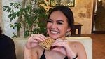 Potret Cantik Shafa Harris saat Ngeteh hingga Makan Sandwich Keju