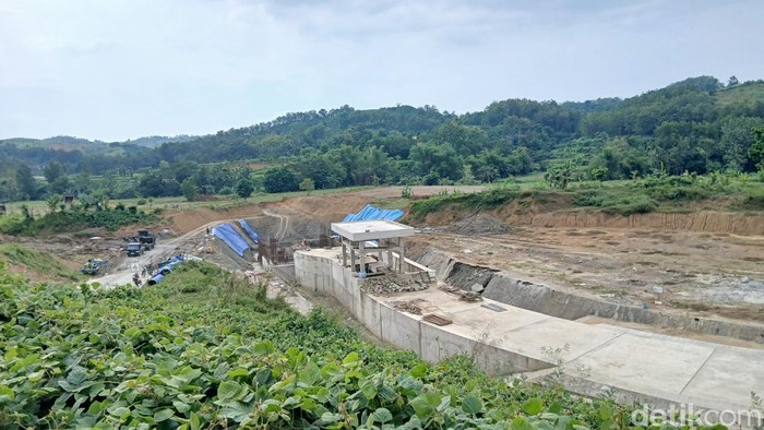Proses pembangunan Bendungan Cabean di Todanan, Blora.