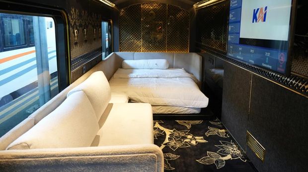 PT Kereta Api Indonesia (Persero) melaksanakan uji statis dan uji dinamis terhadap dua kereta Nusantara Explorer Luxury Sleeper Train yang telah menyelesaikan tahap pengerjaan interior di Balai Yasa Surabaya Gubeng. (Dok. KAI) PT Kereta Api Indonesia (Persero) melaksanakan uji statis dan uji dinamis terhadap dua kereta Nusantara Explorer Luxury Sleeper Train yang telah menyelesaikan tahap pengerjaan interior di Balai Yasa Surabaya Gubeng. (Dok. KAI)