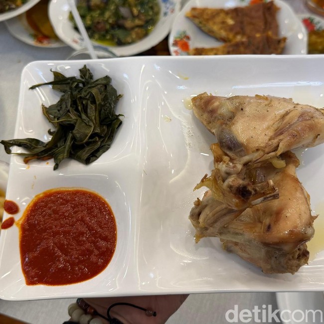 Kulineran di RM Padang Surya, Ada Ayam Pop dan Teh Talua Favorit NCT Wish