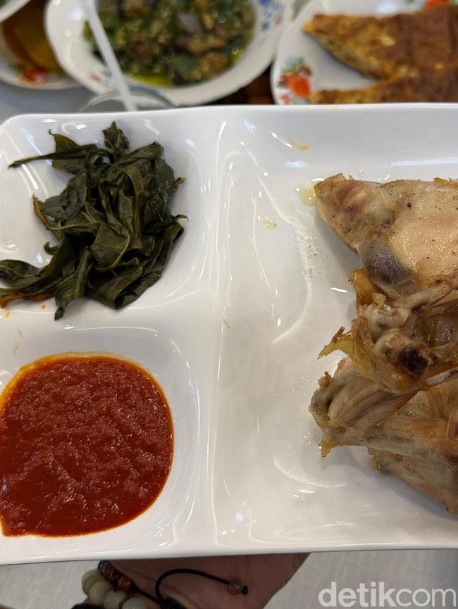 Kulineran di RM Padang Surya, Ada Ayam Pop dan Teh Talua Favorit NCT Wish