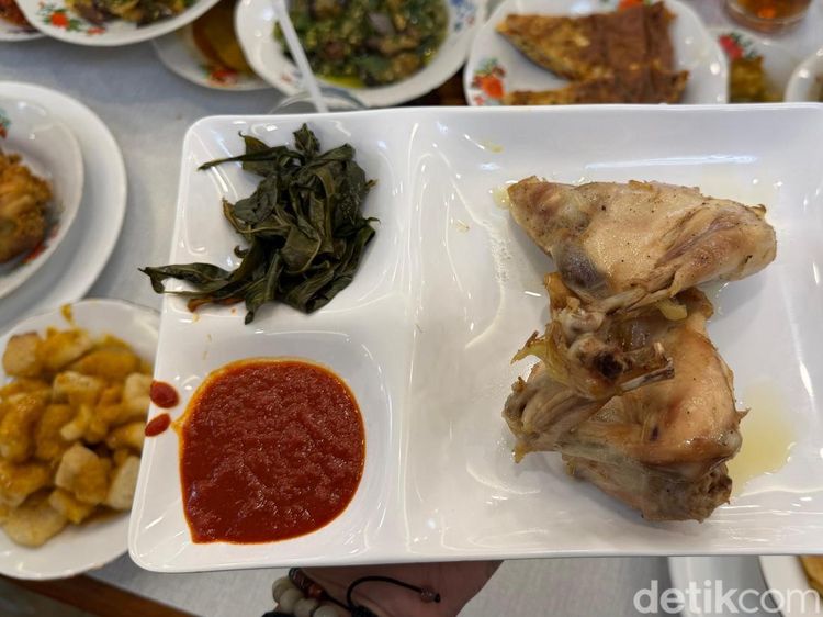 Kulineran di RM Padang Surya, Ada Ayam Pop dan Teh Talua Favorit NCT Wish