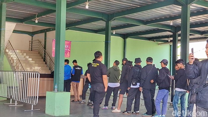 Rombongan Viking Karawang saat melakukan penukaran tiket di Makodim 0624 Kabupaten Bandung, Jalan Raya Kutawaringin, Sabtu (25/7/2026).