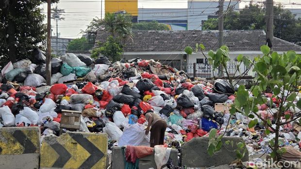 Sampah di Pinggir Rel Stasiun Pasar Minggu