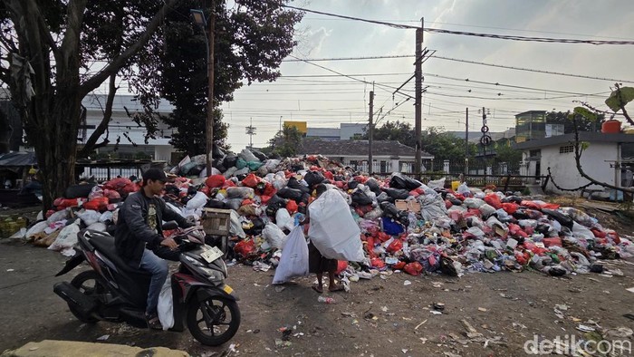Sampah di Pinggir Rel Stasiun Pasar Minggu