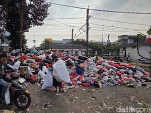 TPS Liar di Stasiun Pasar Minggu Meluber ke Jalan, Warga Ngeluh Bau