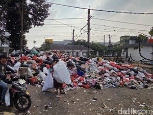 TPS Liar di Stasiun Pasar Minggu Meluber ke Jalan, Warga Ngeluh Bau