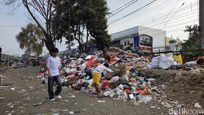 Sampah di Pinggir Rel Stasiun Pasar Minggu