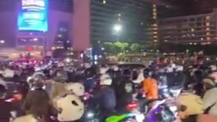Sekelompok pengendara sepeda motor sempat kumpul-kumpul tengah malam di sekitar Sarinah hingga Bundaran HI.