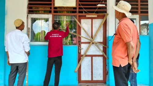 Foto : Penyegelan SMPN 2 Wawo oleh sejumlah orang yang mengaku Tim sukses Ady-Irfan, pada Sabtu (25/7/2026). (Istimewa)
