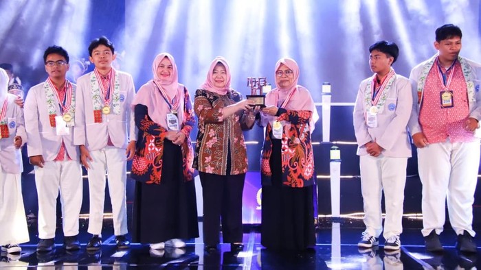 SMAN 8 Kota Ternate Raih Juara 1 LCC Empat Pilar MPR Maluku Utara