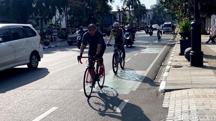 Suasana Jalan Asia Afrika di pagi hari