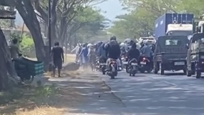 Tangkap layar video tawuran di Punjulharjo, Rembang, Sabtu (25/7/2026).