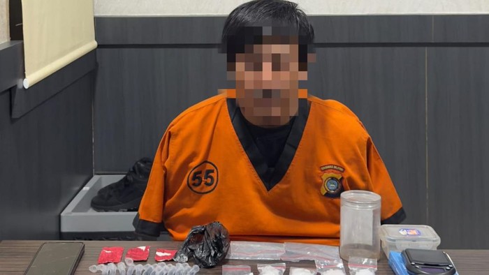 Tersangka Feri dan barang bukti yang diamankan polisi.
