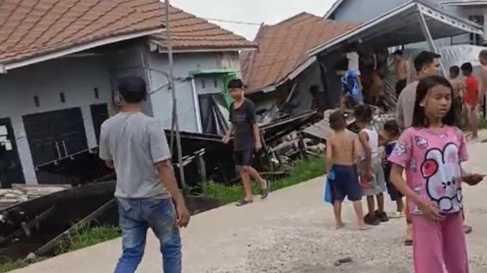 Tiga bangunan rumah ambruk di Banjar, Kalimantan Selatan. (Istimewa)