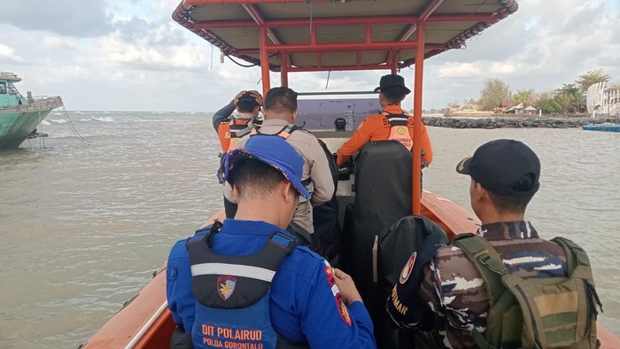 Tim SAR melakukan pencarian speedboat angkut 11 wisatawan asing hilang di Gorontalo.