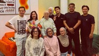 Dul Jaelani turut memberikan kejutan untuk Tissa bersama keluarga sang kekasih. Foto: Intagram @tissabiani