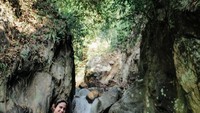 Salah satu pose foto bersaam bestie di Curug Leuwi Hejo yang bisa kamu coba nanti nih. (Instagram/Tissa Biani )