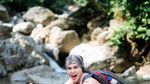 Potret Tissa Biani Trekking dan Main di Air Terjun Sentul