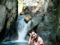 Potret Tissa Biani Trekking dan Main di Air Terjun Sentul