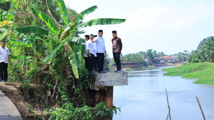 Wagub tinjau jalan longsor akibat abrasi.